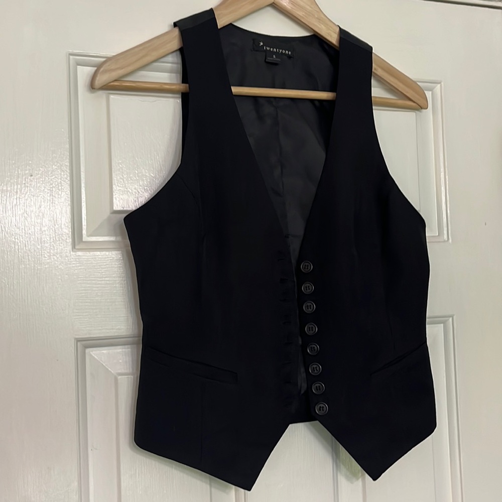 Cute women’s vest!